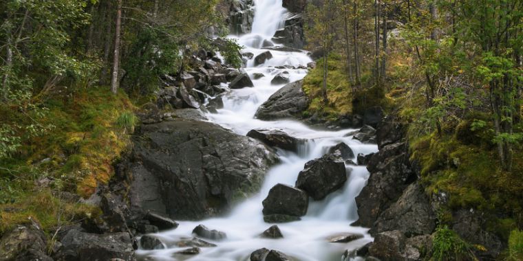 natural sourcres of water a flowing stream